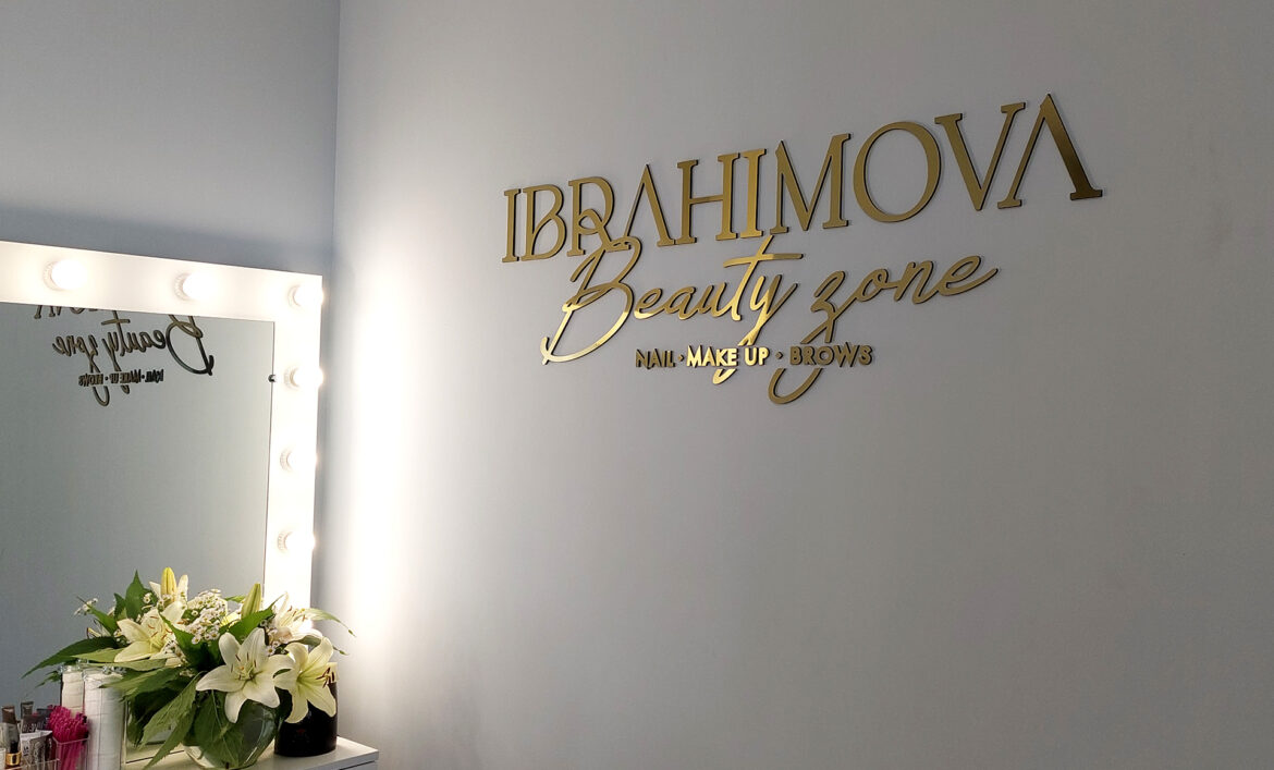 Вивіска нігтьової студії на стіні фото