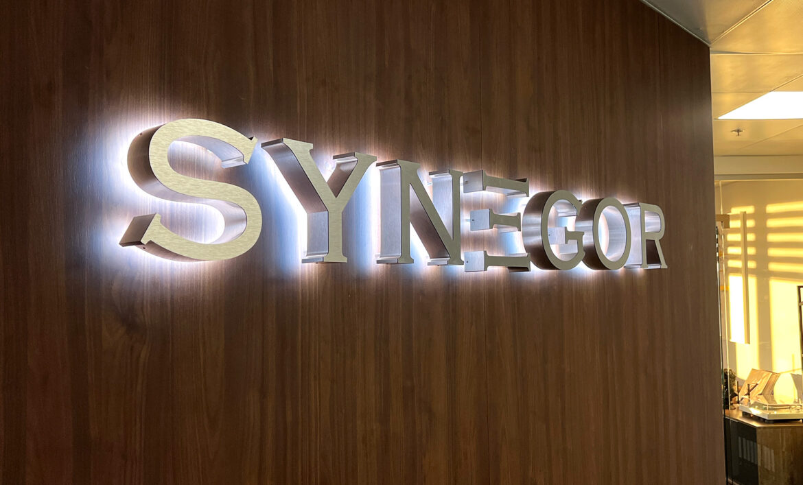 Вывеска юридической компании фото