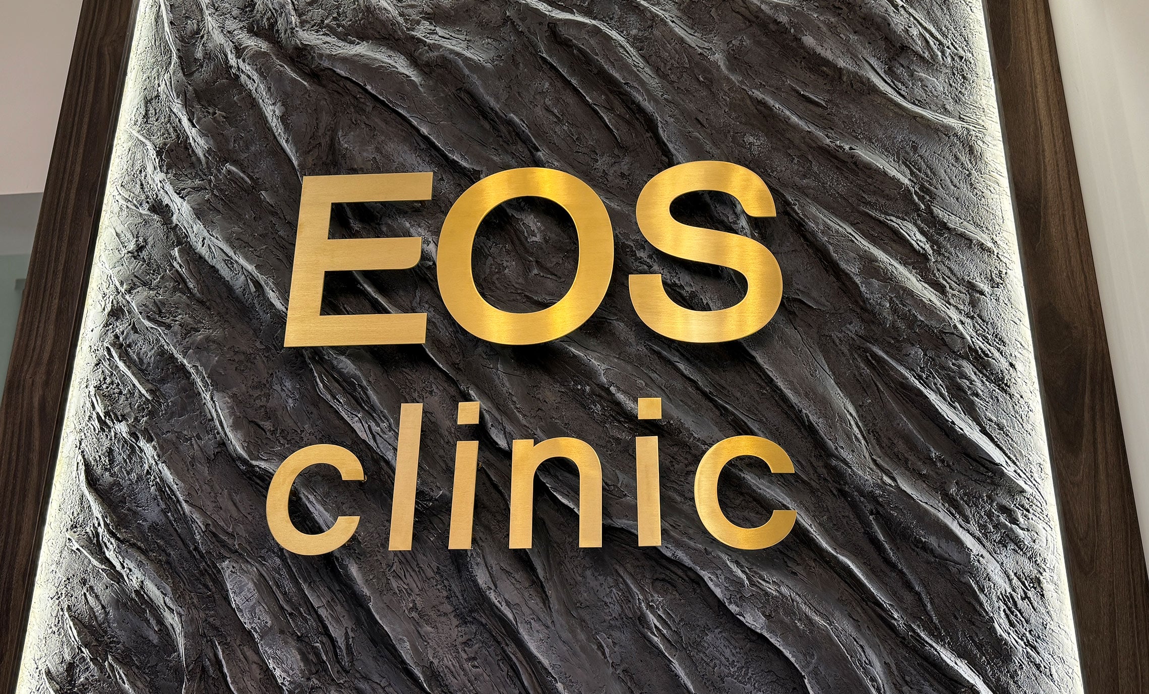 Золотой логотип стоматологии Киев пример