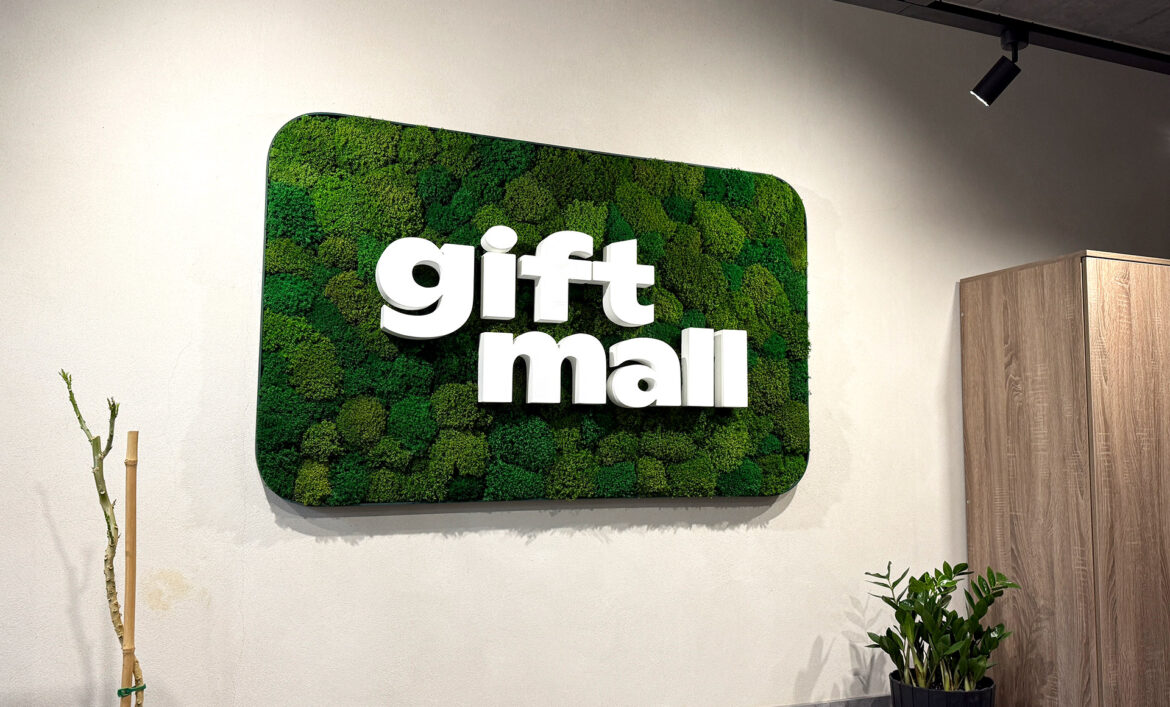 Вывеска из мха фото