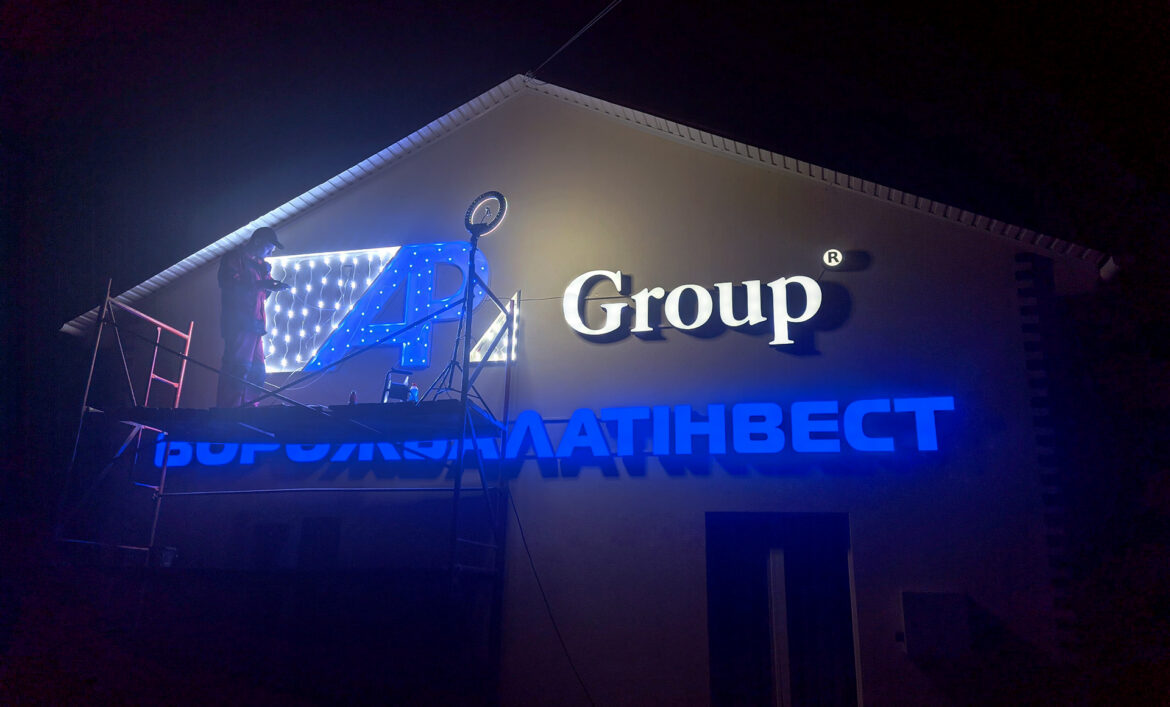 Підсвітка на фасаді магазину
