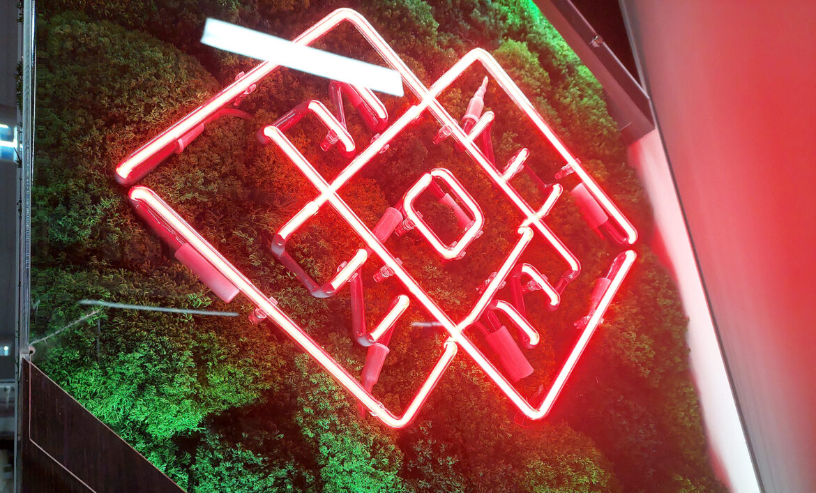 Скляний неон на декоративній основі з моху